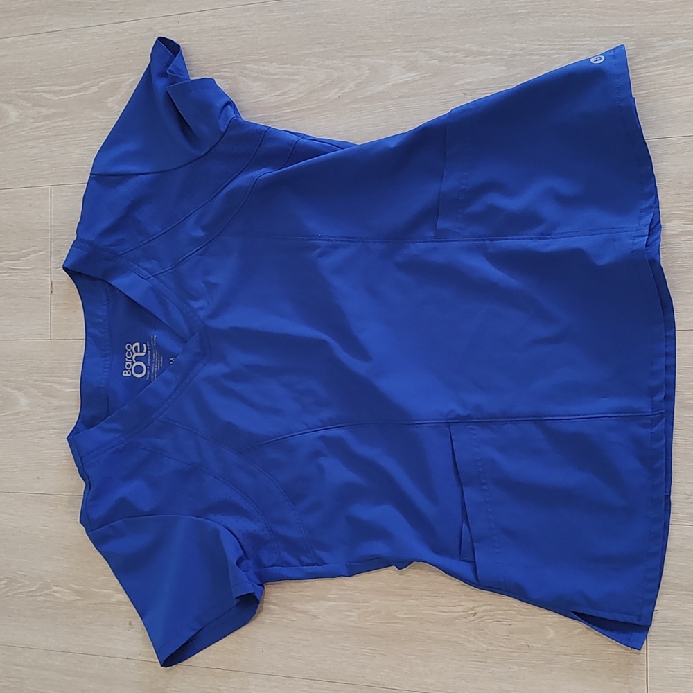 Barco one scrubs top